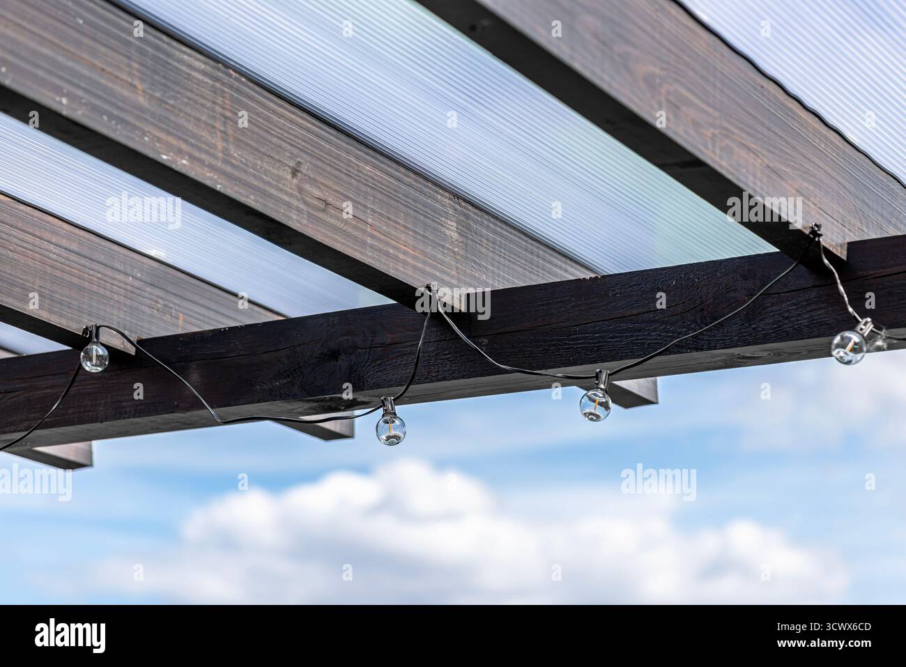 Bau einer Terrasse hinter dem Haus mit verschiedenen Tischlerfugen. Stockfoto