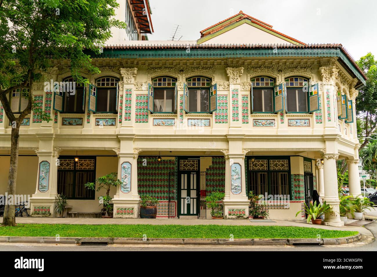 Petain Road Ecke mit farbenfrohen Ladenfronten in Singapur Stockfoto