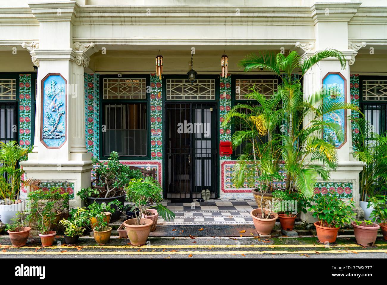 Farbenfrohe Petain Road Ladenfront mit Pflanzen in Singapur Stockfoto