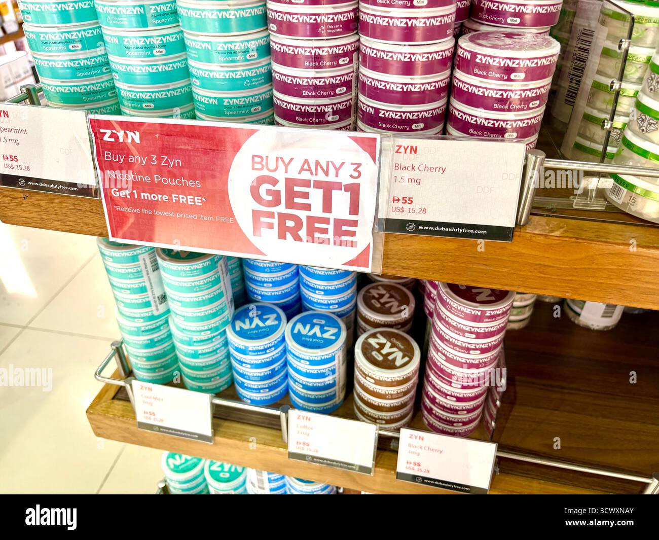 Zyn orale Nikotin Beutel Alternative zu Rauchen Zigaretten, zum Verkauf Dubai International Airport Schwarzkirsche, Minze und Grüne Minze Aromen Stockfoto