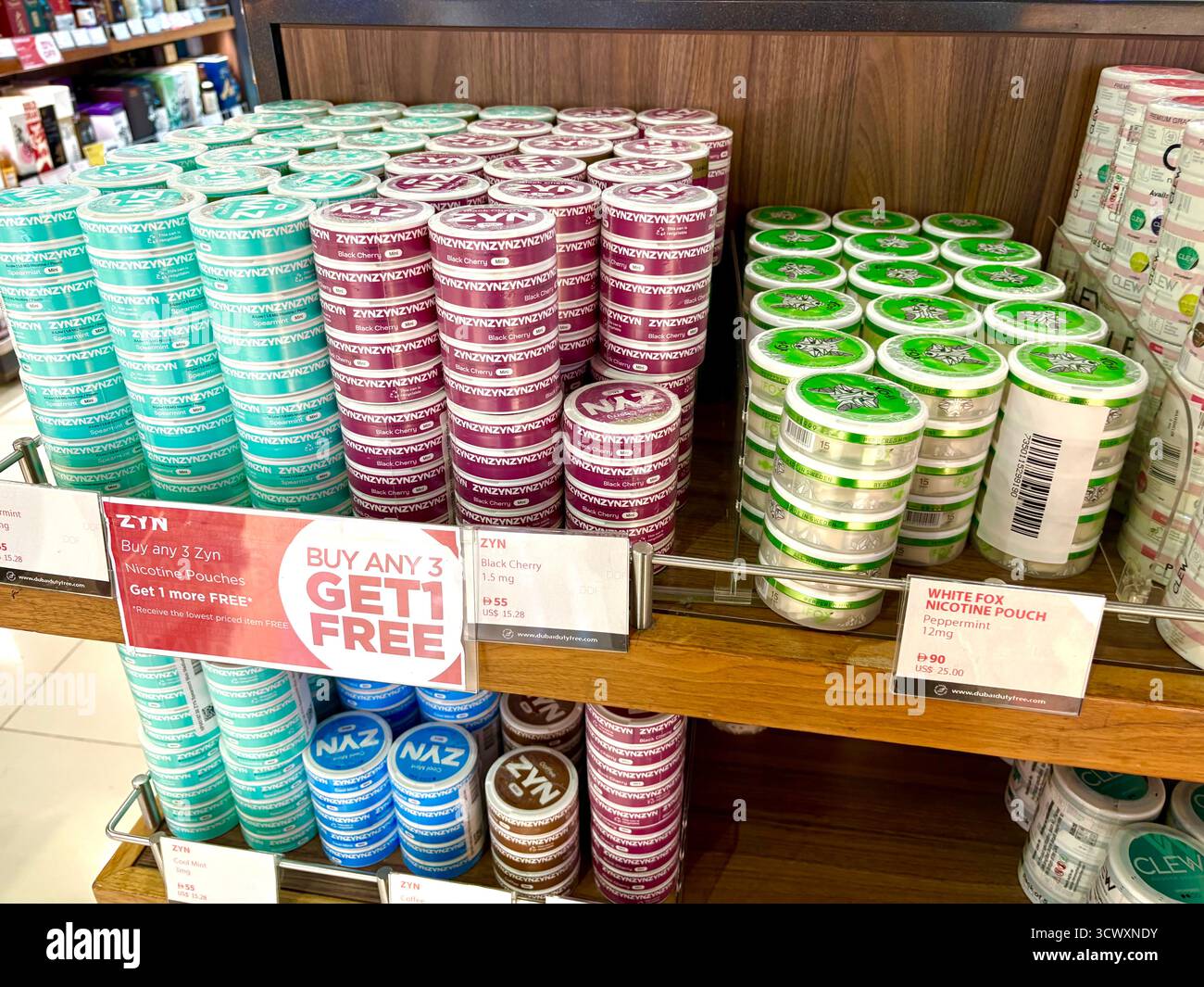 Zyn orale Nikotin Beutel Alternative zu Rauchen Zigaretten, zum Verkauf Dubai International Airport Schwarzkirsche, Minze und Grüne Minze Aromen Stockfoto