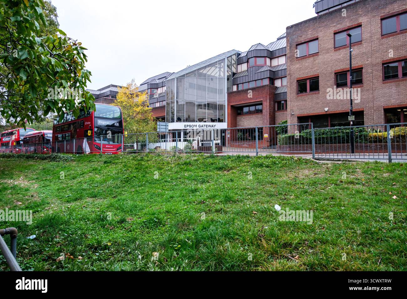 London, Epsom Surrey UK, 12. Oktober 2025, Epsom Gateway Office Building Home to HNS Administration and Nuffield Health Stockfoto
