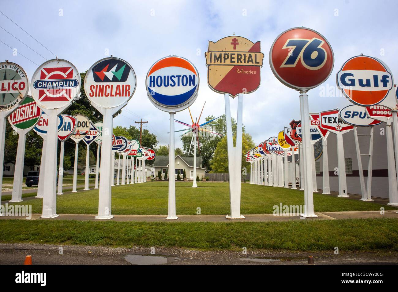 Die Schilder der Garden of Tankstelle in Whiteland, Indiana, zeigen eine farbenfrohe Sammlung von Vintage-Schildern, die die Americana am Straßenrand zelebrieren. Stockfoto