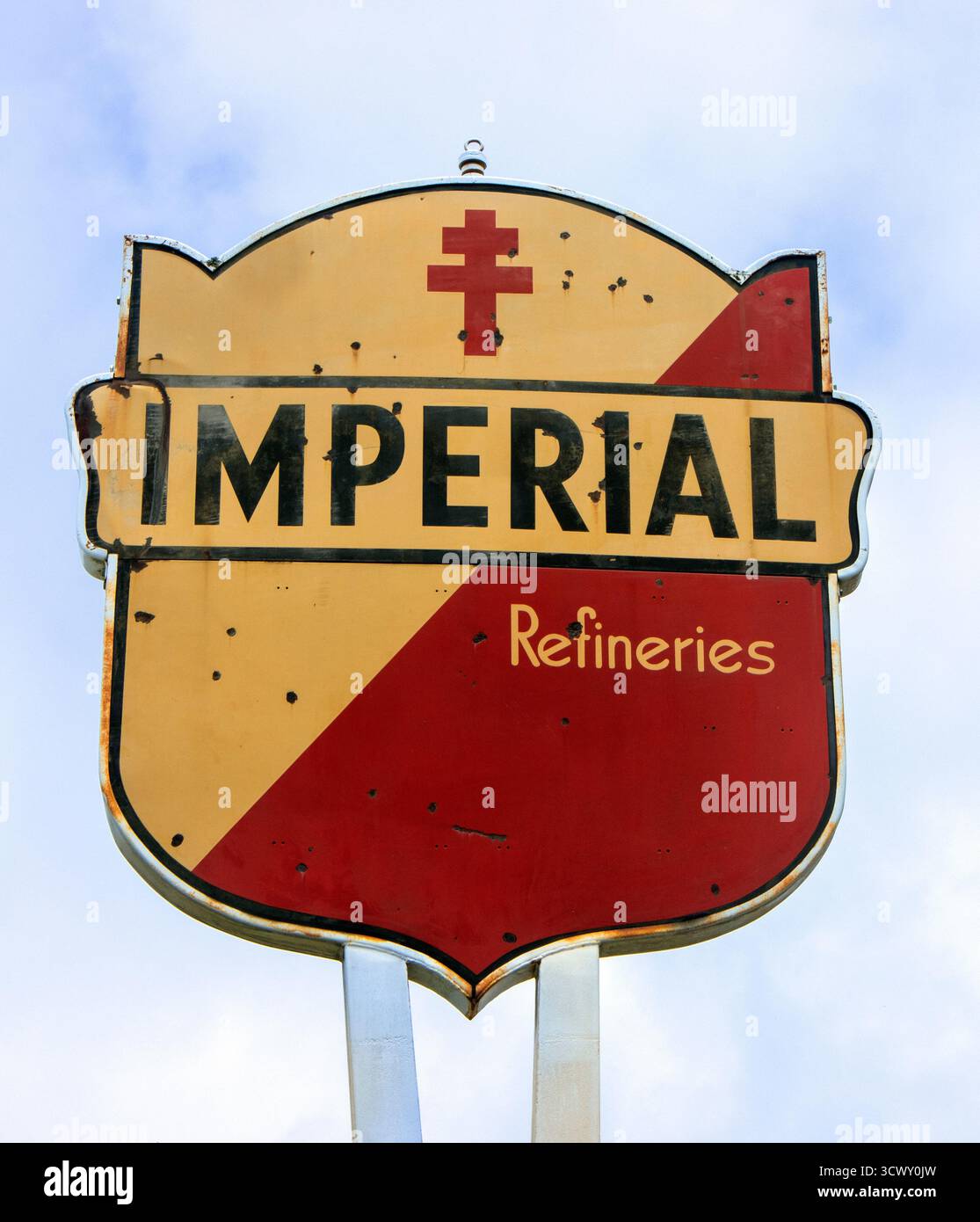 Die Schilder der Garden of Tankstelle in Whiteland, Indiana, zeigen eine farbenfrohe Sammlung von Vintage-Schildern, die die Americana am Straßenrand zelebrieren. Stockfoto