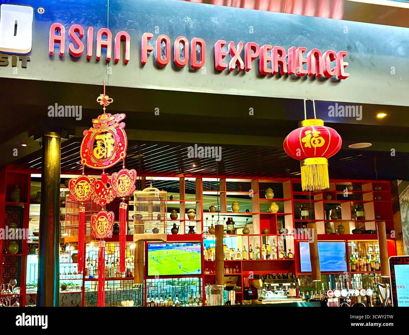 Internationaler Flughafen Dubai, asiatisches Restaurant und Bar im Terminal 3 Stockfoto