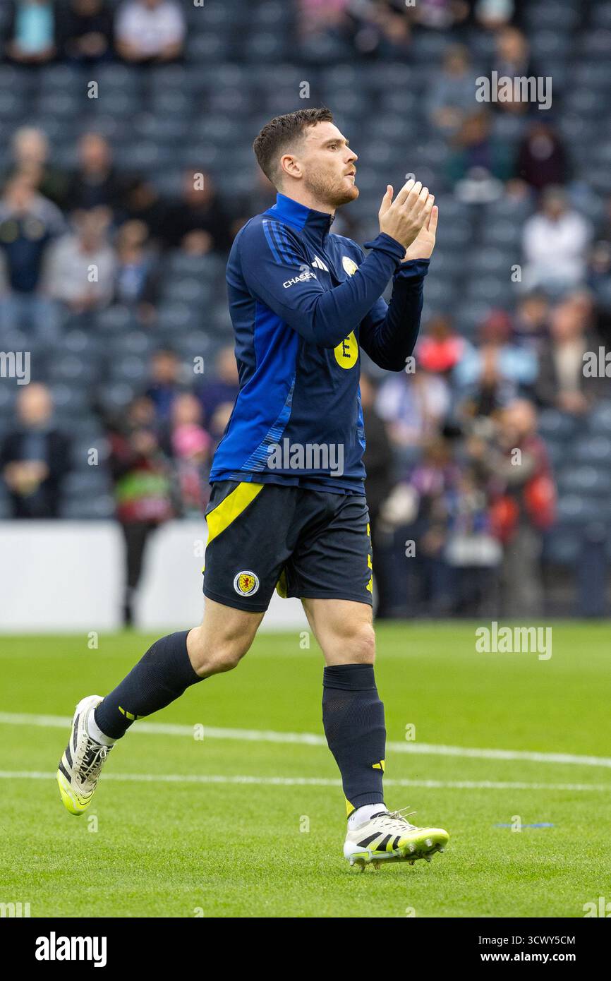 ANDY ROBERTSON, professioneller Fußballspieler und derzeit Kapitän der schottischen Nationalmannschaft, applaudierte den schottischen Fans vor dem Start eines Int Stockfoto