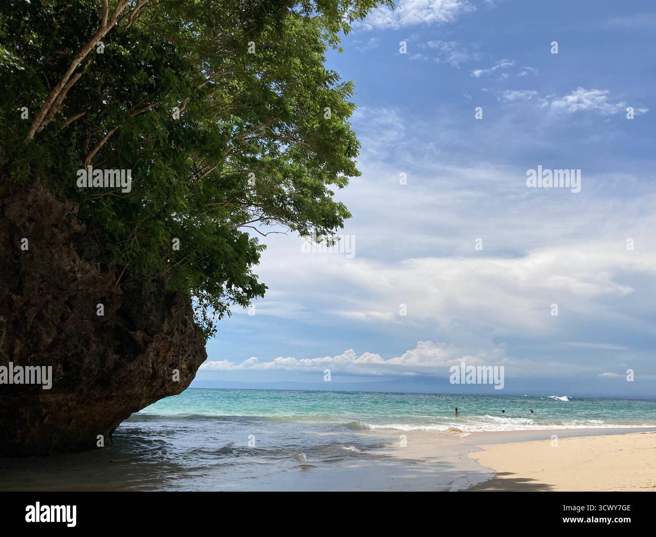 Balis verstecktes Juwel – Padang Padang Beach bei hellem Tageslicht - Smartphone-aufgenommenes Stockfoto