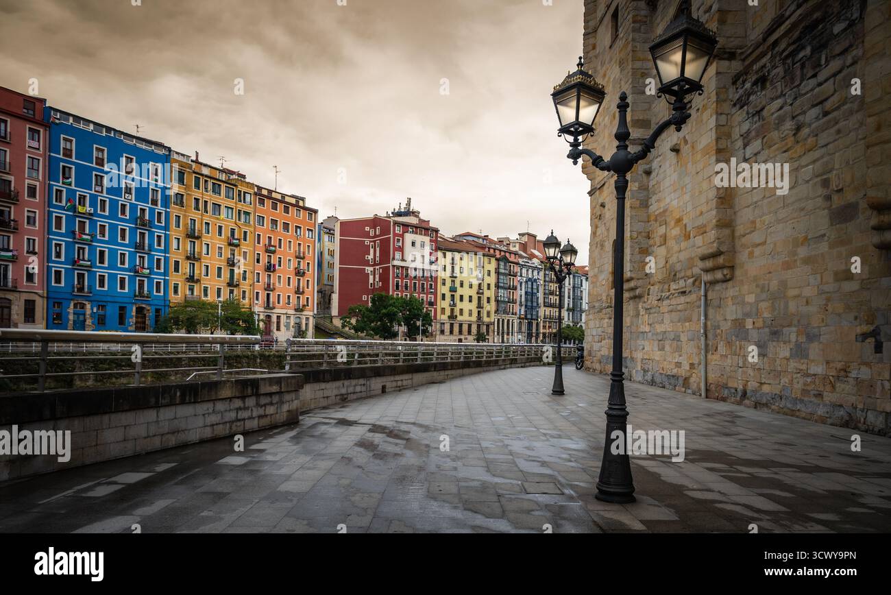 Beleuchtete Straßenlaterne in der Abenddämmerung in Bilbao, Spanien Stockfoto