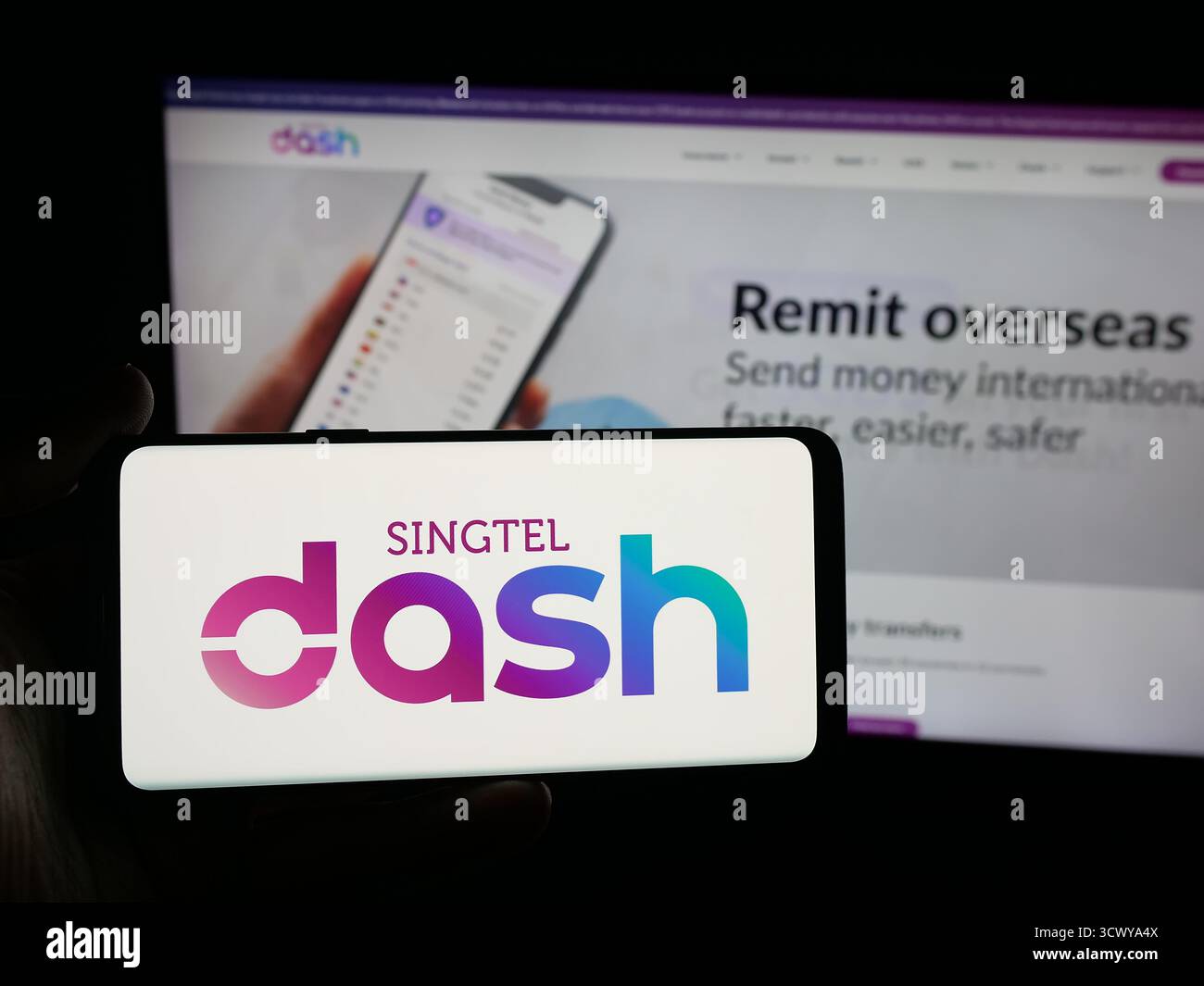 Stuttgart, Deutschland - 10-08-2025: Person, die ein Smartphone mit dem Logo der mobilen Geldbörse Singtel Dash auf dem Bildschirm vor der Website hält. Stockfoto