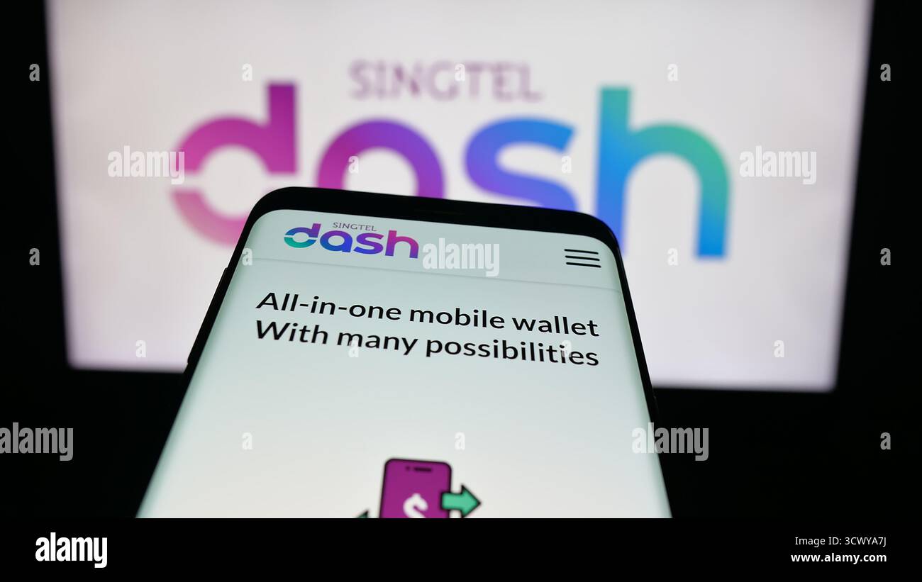 Stuttgart, Deutschland - 10-08-2025: Mobiltelefon mit Website der mobilen Geldbörse Singtel Dash auf dem Bildschirm vor dem Logo. Stockfoto