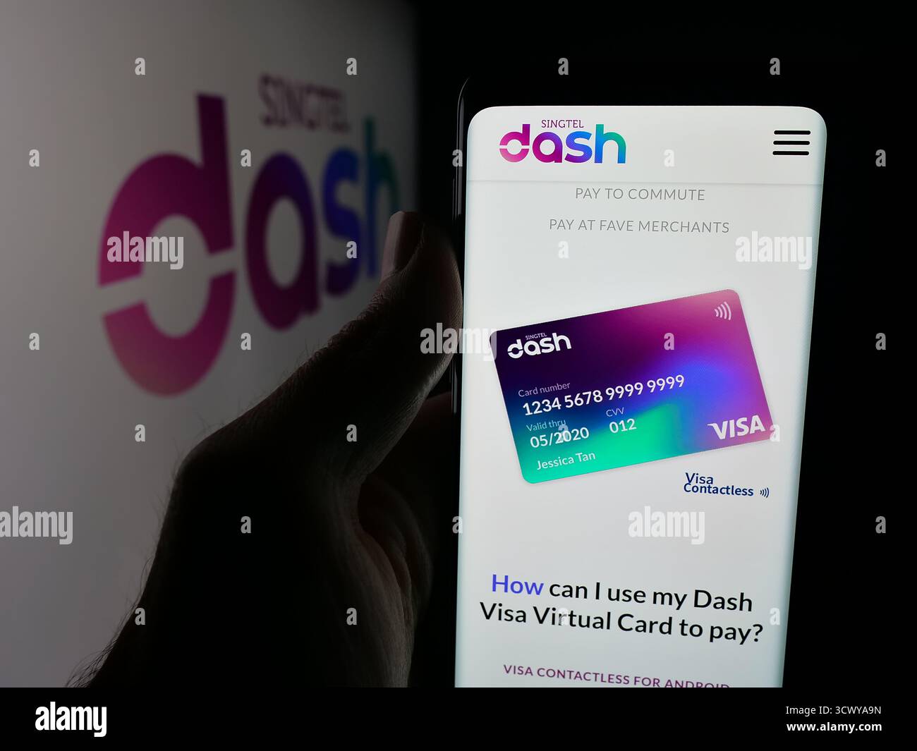 Stuttgart, Deutschland - 10-08-2025: Person, die ein Mobiltelefon hält, mit Webseite der mobilen Geldbörse Singtel Dash auf dem Bildschirm vor dem Logo. Stockfoto