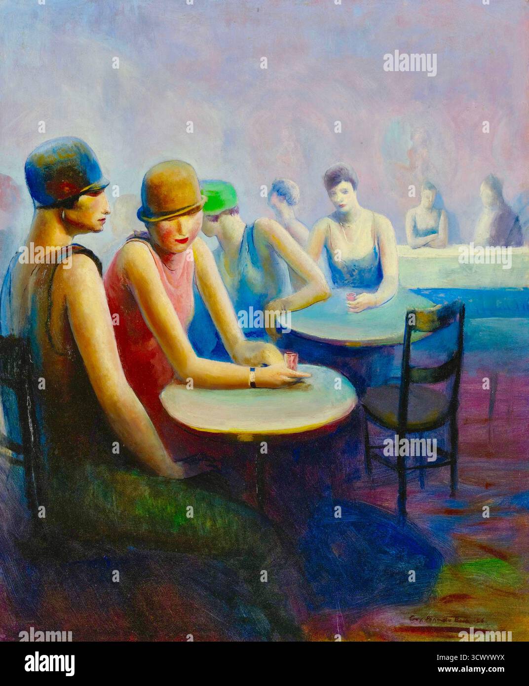 Guy pene du Bois - Café du Dôme - 1926 - zeigt eine Szene im berühmten Pariser Café, das ein beliebter Treffpunkt für amerikanische Künstler und Pariser Bohemiens war. Das Gemälde zeichnet sich durch seinen modernistischen Stil aus, den Pène du Bois während seiner Zeit in Frankreich von 1924 bis 1930 entwickelte. Es zeigt mehrere Figuren, vor allem zwei Frauen in modischen Hüten, die an einem Tisch im Vordergrund sitzen. Der Künstler war bekannt dafür, „modische, geheimnisvolle Menschen, die sich in undefiniertem, aber potenziell suggestivem Verhalten engagieren“, darzustellen. Stockfoto