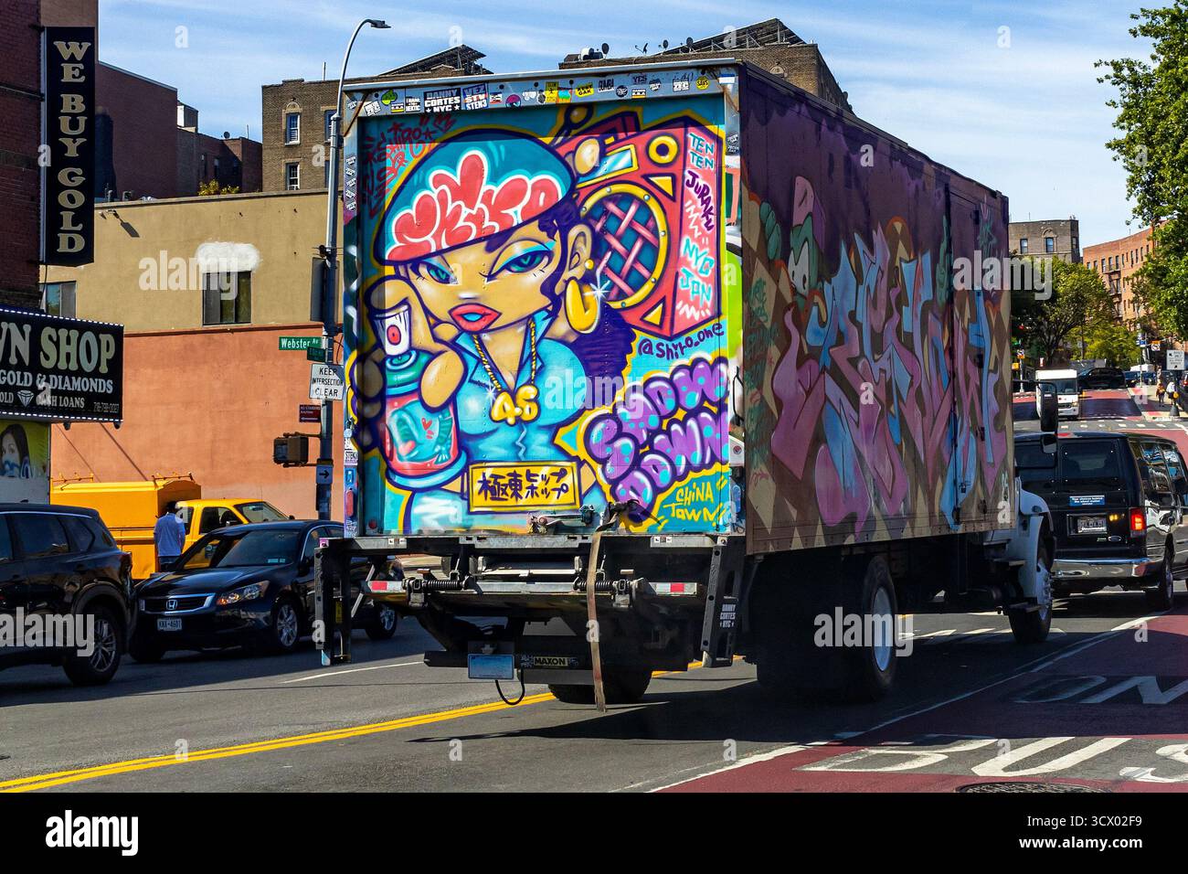 Street Art oder Graffiti von „Mimi“, gemalt auf einem Kastenwagen von Shiro (Shiro1) in der Bronx, New York City. Stockfoto