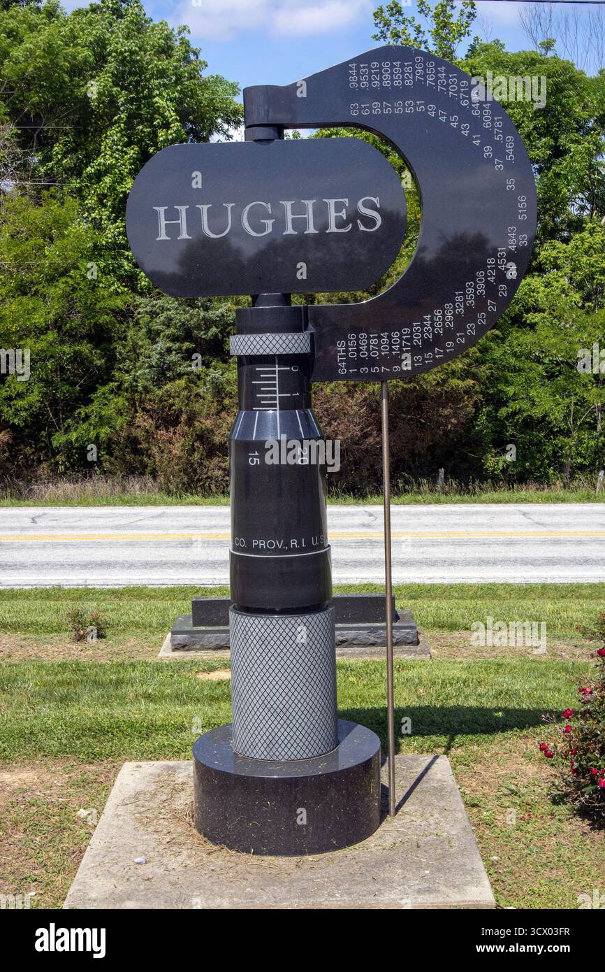Einzigartiger, wie ein Mikrometer geformter Grabmarker in Dupont, Indiana, ehrt einen Handwerker mit Präzisionswerkzeugen auf einem historischen Friedhof. Stockfoto