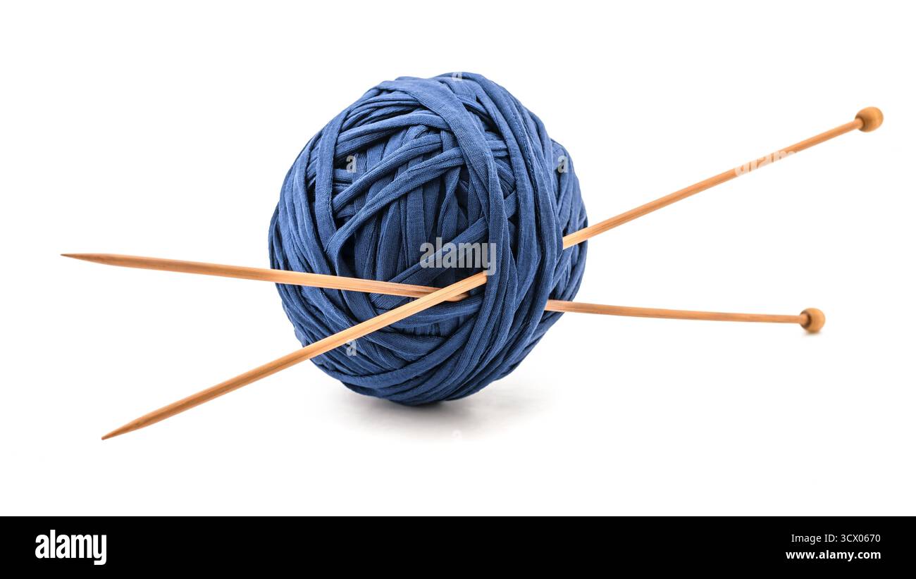 Strähnen mit Holzstricknadeln isoliert auf weiß Stockfoto