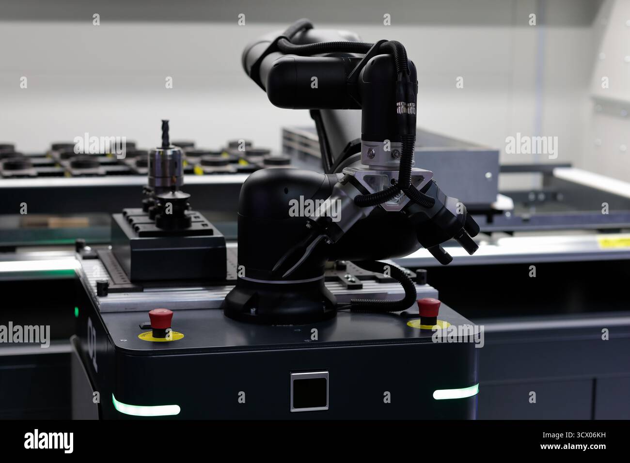 Industrieller, kollaborativer mobiler Robotermanipulator zur Automatisierung von Transportaufgaben für CNC-Werkzeuge. Autonomer mobiler Roboter AMR. Selektiver Fokus. Stockfoto