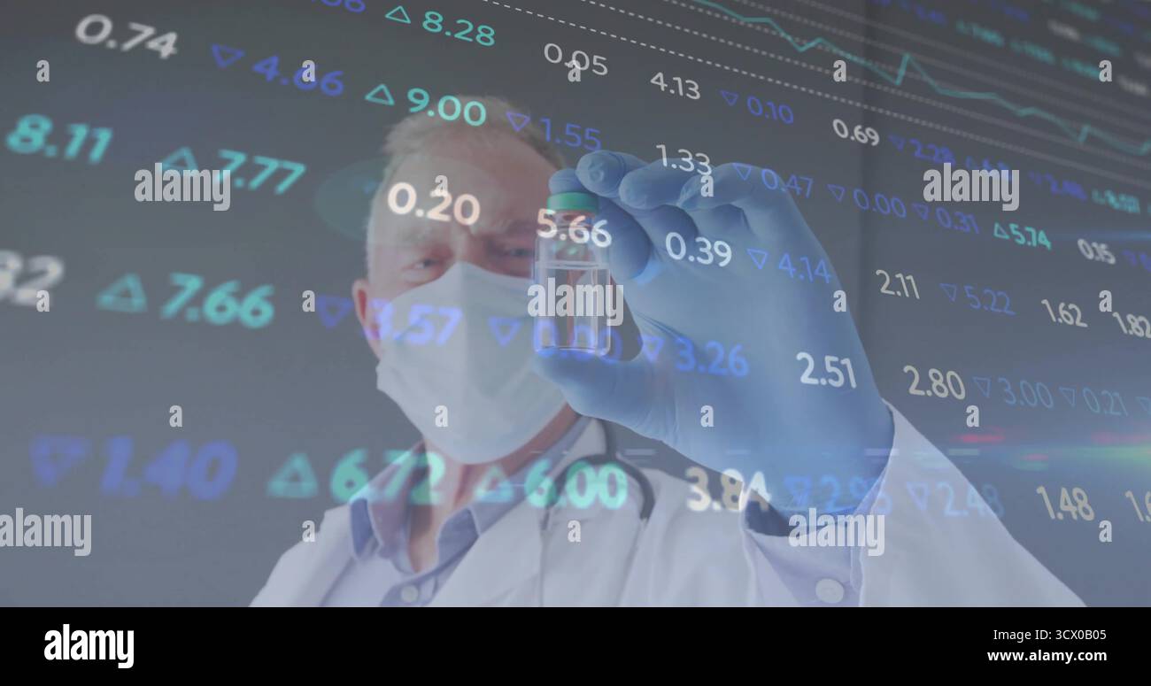 Forscher mit maskierten Handschuhen im Laborkittel, der im Labor mit grünem Verschluss versehene Röhrchen mit finanzieller Überlagerung inspiziert Stockfoto