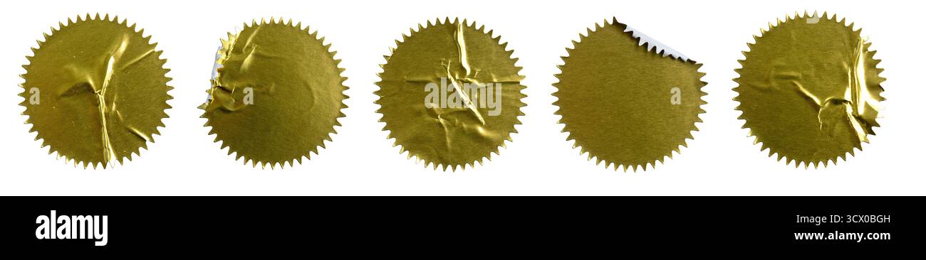 Satz von fünf goldenen Sternenaufklebern: Runde, zerknitterte und abziehbare Klebeembleme isoliert auf weißem Hintergrund für Zertifikat oder Preis Stockfoto