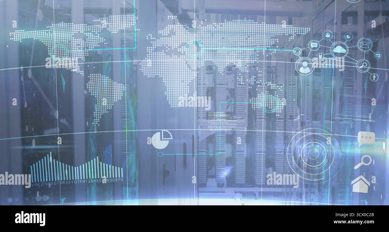 Anzeigen von Server-Racks mit Projektion von Weltkarte, Analyseüberlagerungen und Cloud-Symbolen im Rechenzentrum Stockfoto