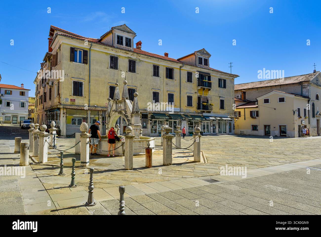 Da Ponte-Brunnen auf dem Presenov-Platz in Koper, Slowenien Stockfoto