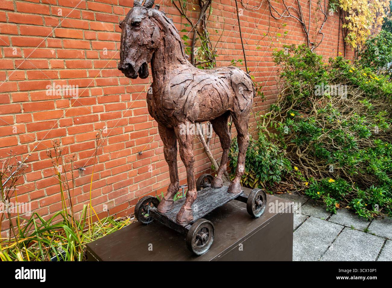 Trojanisches Pferd von Ester Barrett, Bronzeskulptur auf Rädern, Neuinterpretation des antiken Mythos, Ausstellung Skulptur im Kontext, National Botanic Gardens, du Stockfoto