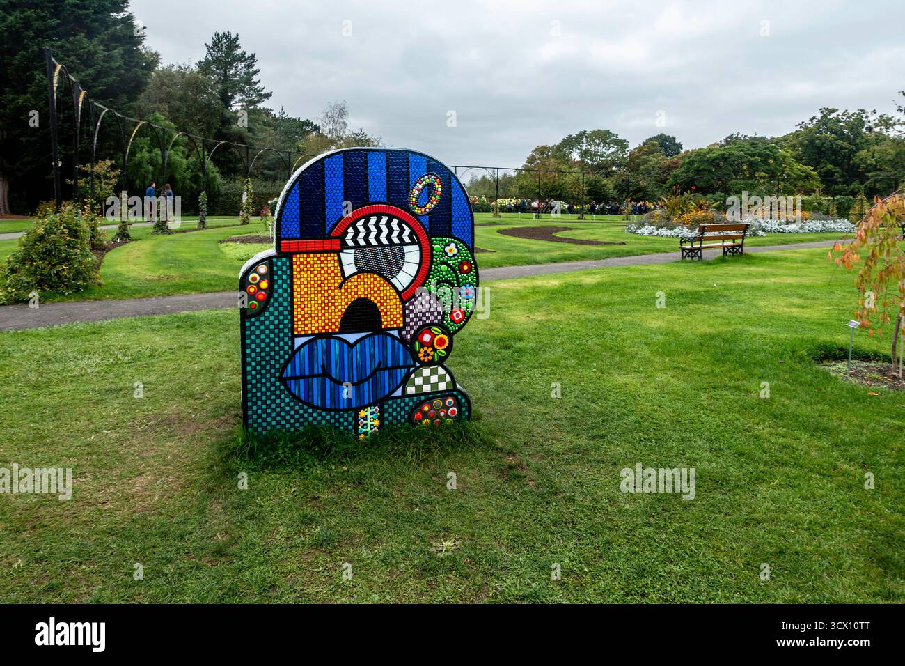 KLOEPACEAE, Organa Sensualia Your One's von Elaine Prunty und Chloe Mowlds, lebendige Mixed-Media-Skulptur, Ausstellung „Skulptur im Kontext“, National Bo Stockfoto