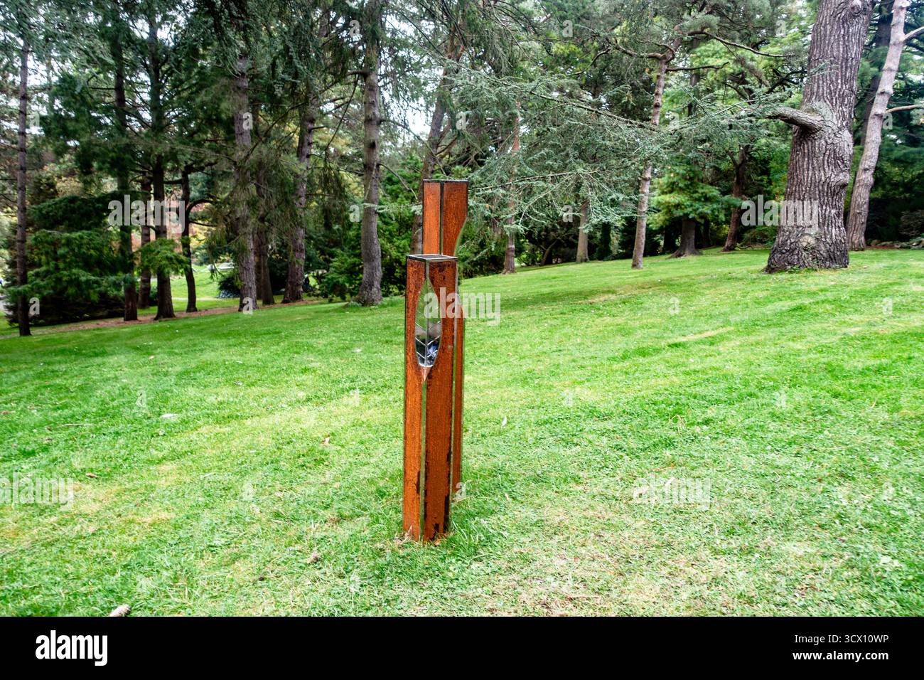 Erosion von Grant Mac Ewan, Skulptur aus Weichstahl mit abstraktem geometrischem Design, Ausstellung Skulptur im Kontext, National Botanic Gardens, Dublin, Stockfoto