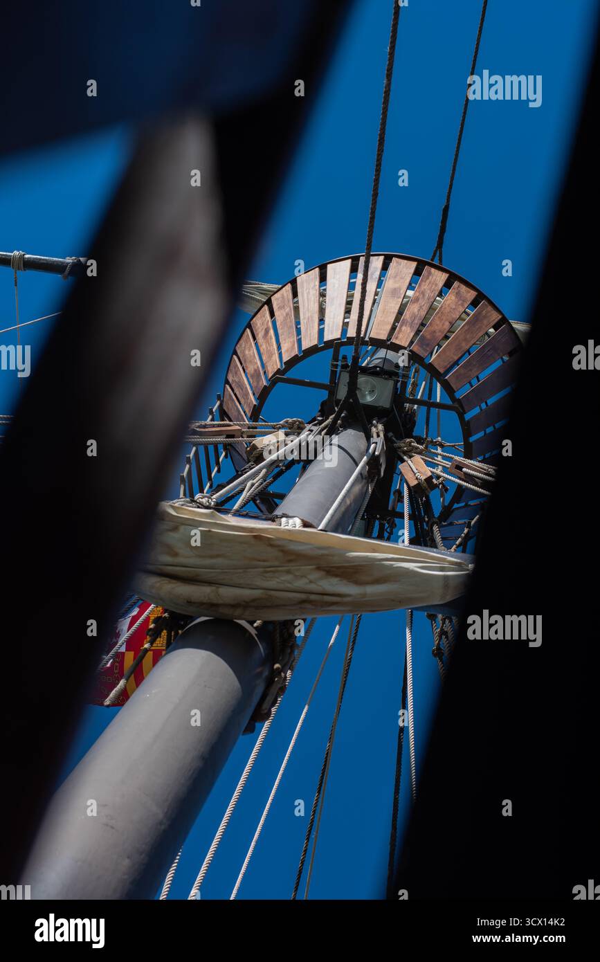 Ein Bild vom Krähennest auf einem Großschiff in Sevilla, Spanien. Stockfoto