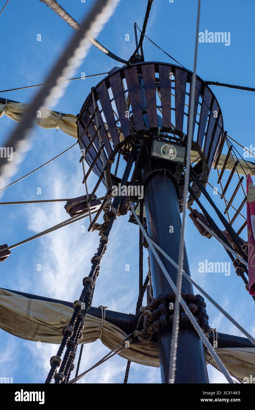 Ein Bild vom Krähennest auf einem Großschiff in Sevilla, Spanien. Stockfoto