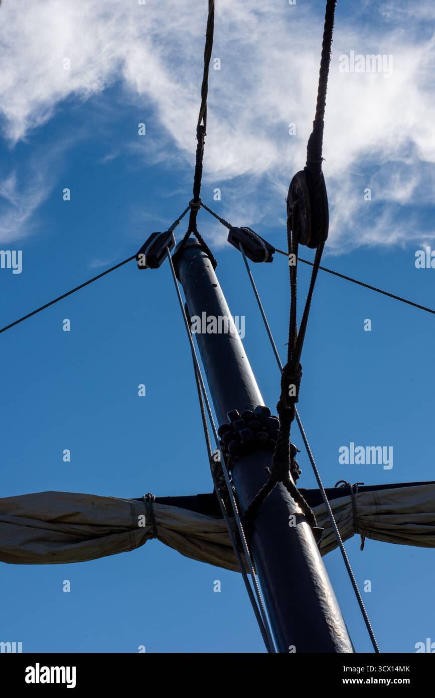 Ein Blick auf den Bugspriet eines großen Schiffes mit Segeln und blauem Himmel im Hintergrund Stockfoto