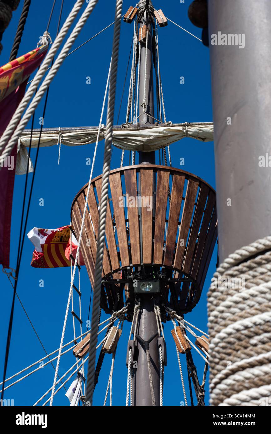 Ein Bild vom Krähennest auf einem Großschiff in Sevilla, Spanien. Stockfoto