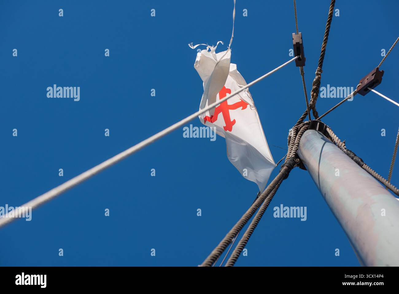 Ein Blick auf den Bugspriet eines großen Schiffes mit Segeln und blauem Himmel im Hintergrund Stockfoto