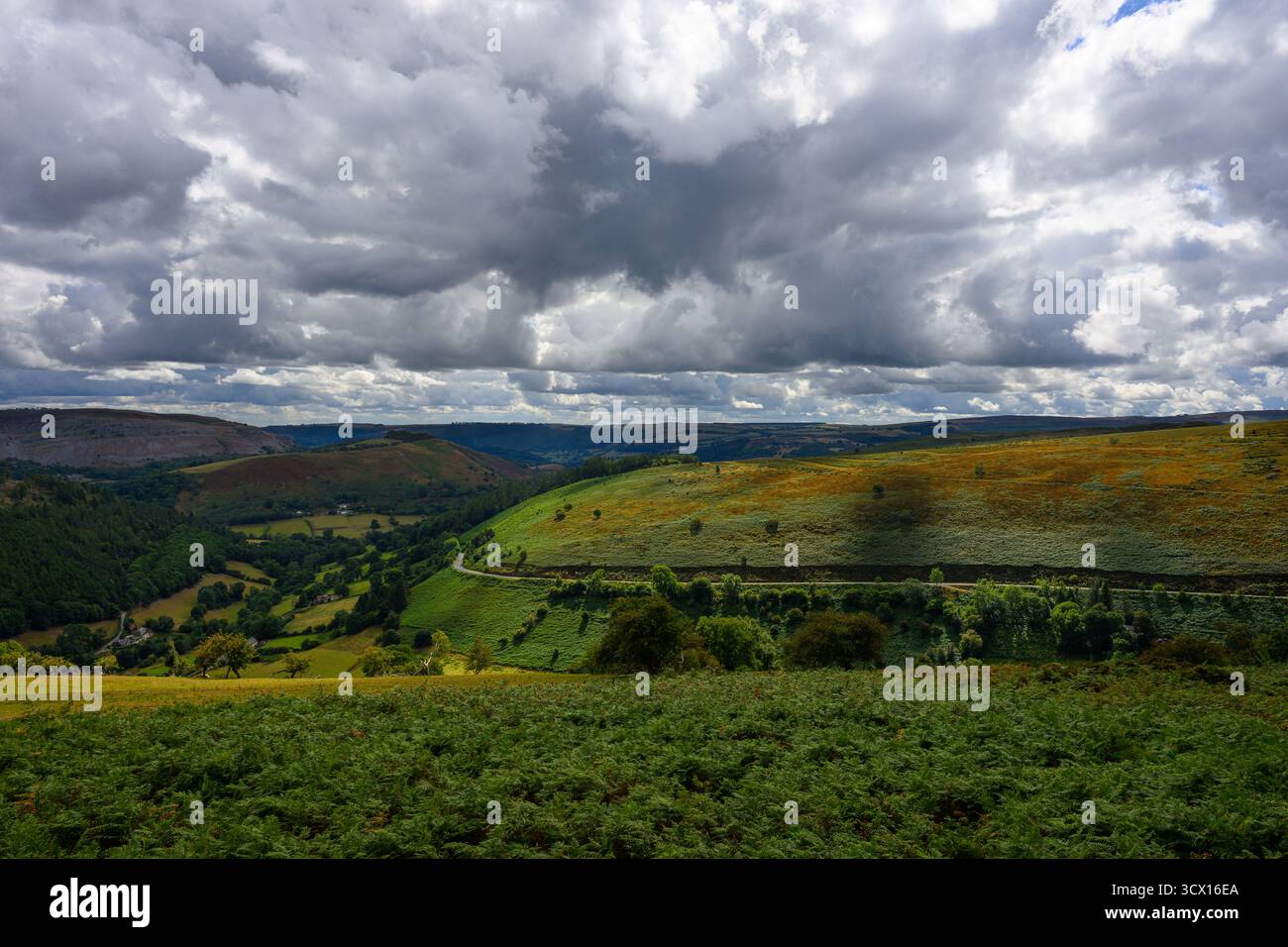 Der Horseshoe Pass A452 besticht im Sommer durch raue Landschaften unter stürmischem Himmel Stockfoto