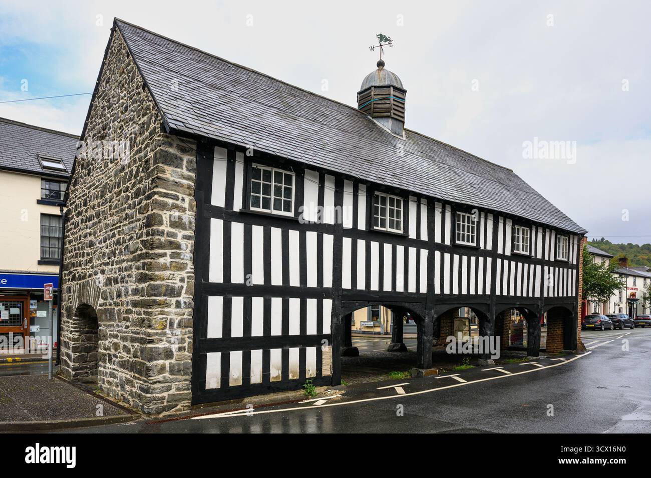 Llanidloes, Wales, Großbritannien - 1. September 2025; Old Market Hall in Llanidloes Central Wales bei nassem Wetter Stockfoto