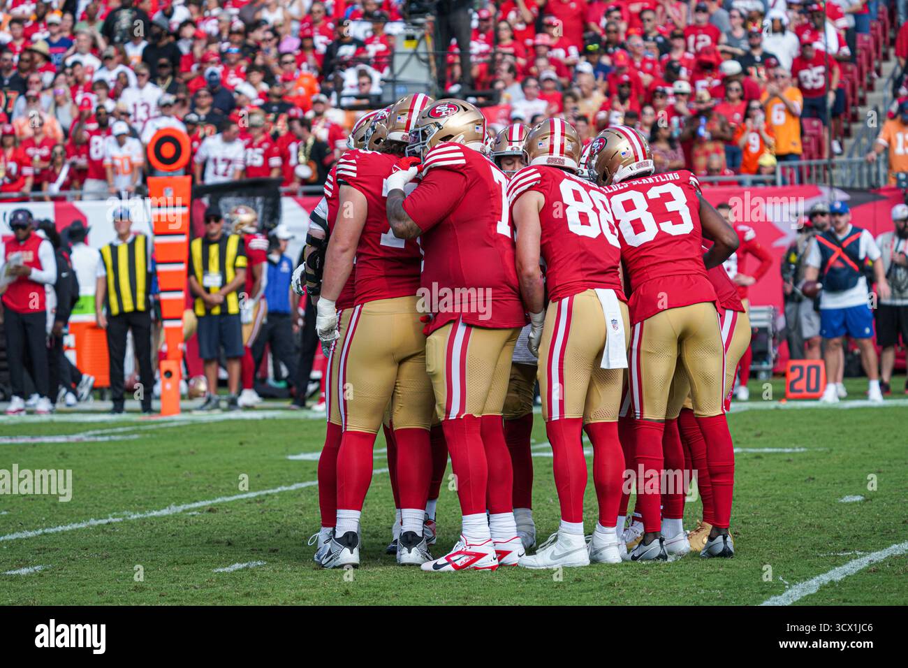 Tampa Bay, Florida, USA, 12. Oktober 2025, die Spieler der San Francisco 49ers drängen sich im Raymond James Stadium. (Foto: Marty Jean-Louis/Alamy Live News Stockfoto