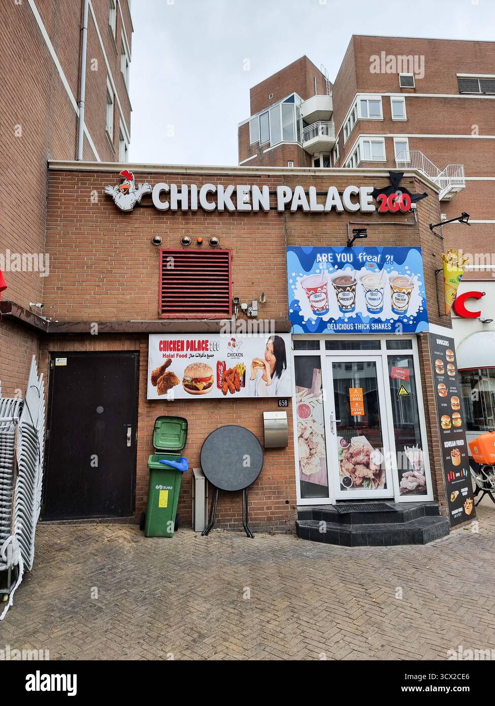 Hühnerrestaurant 'Chicken Palace 2Go' in Scheveningen, den Haag, Niederlande - Smartphone-aufgenommenes Stockfoto
