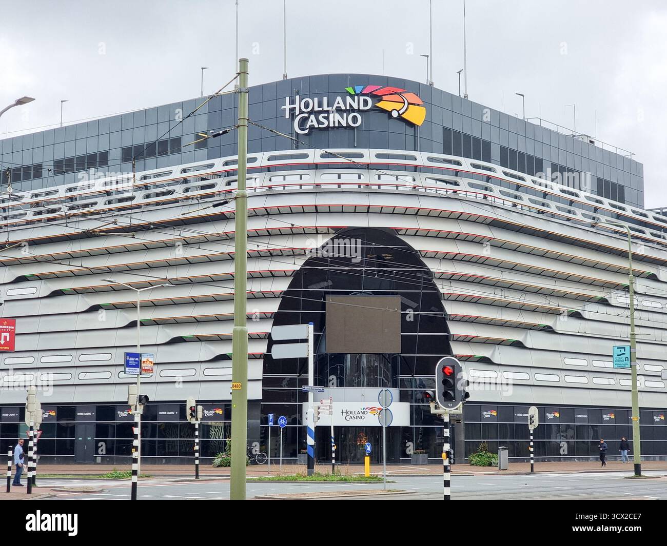 Gebäudefassade des Holland Casino in Scheveningen, den Haag, Niederlande - Smartphone-aufgenommenes Stockfoto