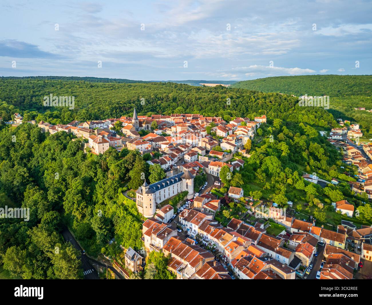 Abendflug über LIverdun, Grand Est, Meurthe-et-Moselle, Frankreich Stockfoto