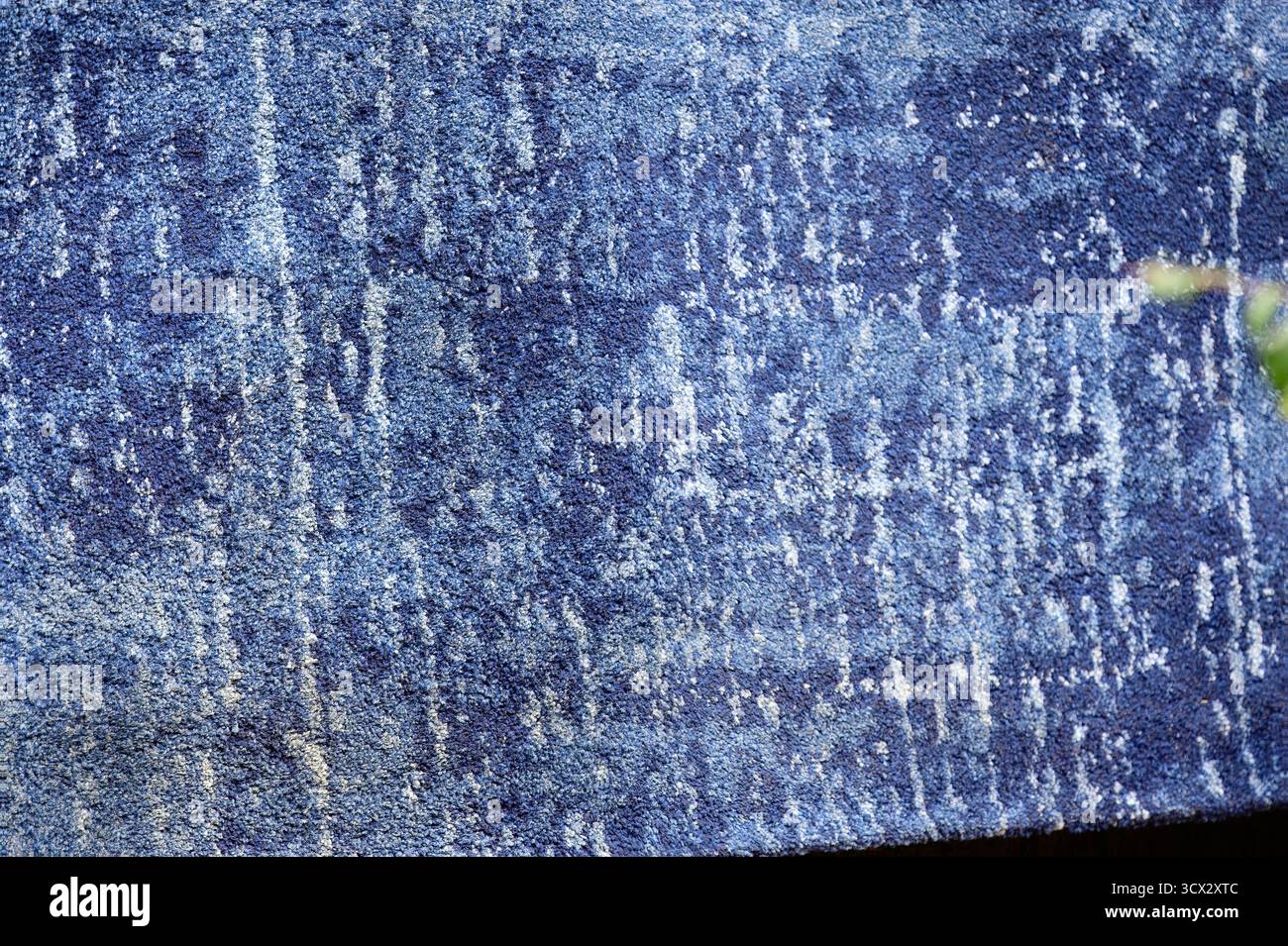 Traditionelle gemusterte Teppiche und gewebte Teppichstrukturen in satten Rot-, Blau- und Cremetönen, die kunstvolle dekorative Textilkunstfertigkeit zeigen Stockfoto