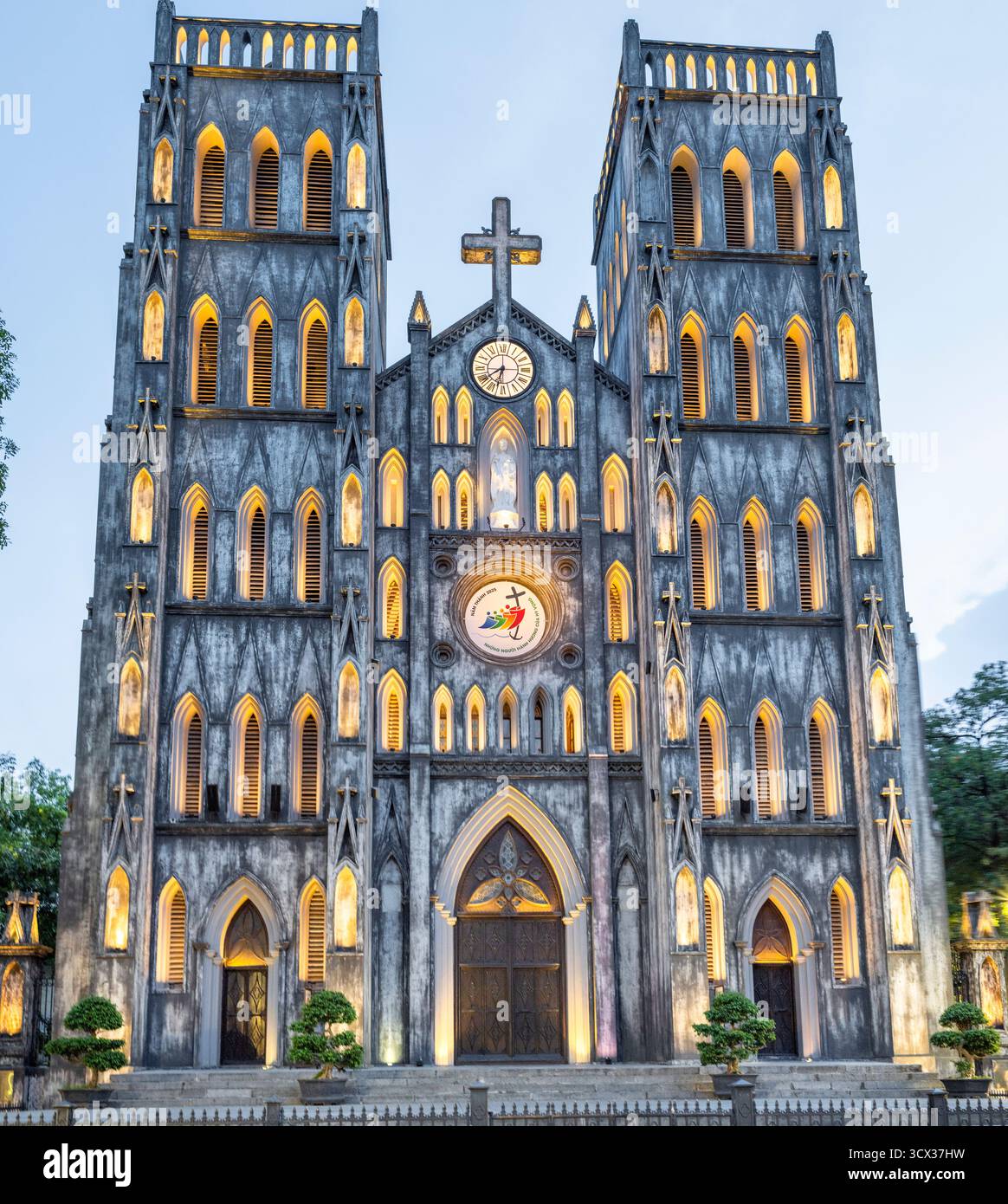 Im neogotischen Stil des 19. Jahrhunderts, katholische Kirche, mit einer Fassade aus vielen kleinen Bögen, die nach Sonnenuntergang vor Lichtern leuchten, ein beliebtes Touristenziel und mA Stockfoto