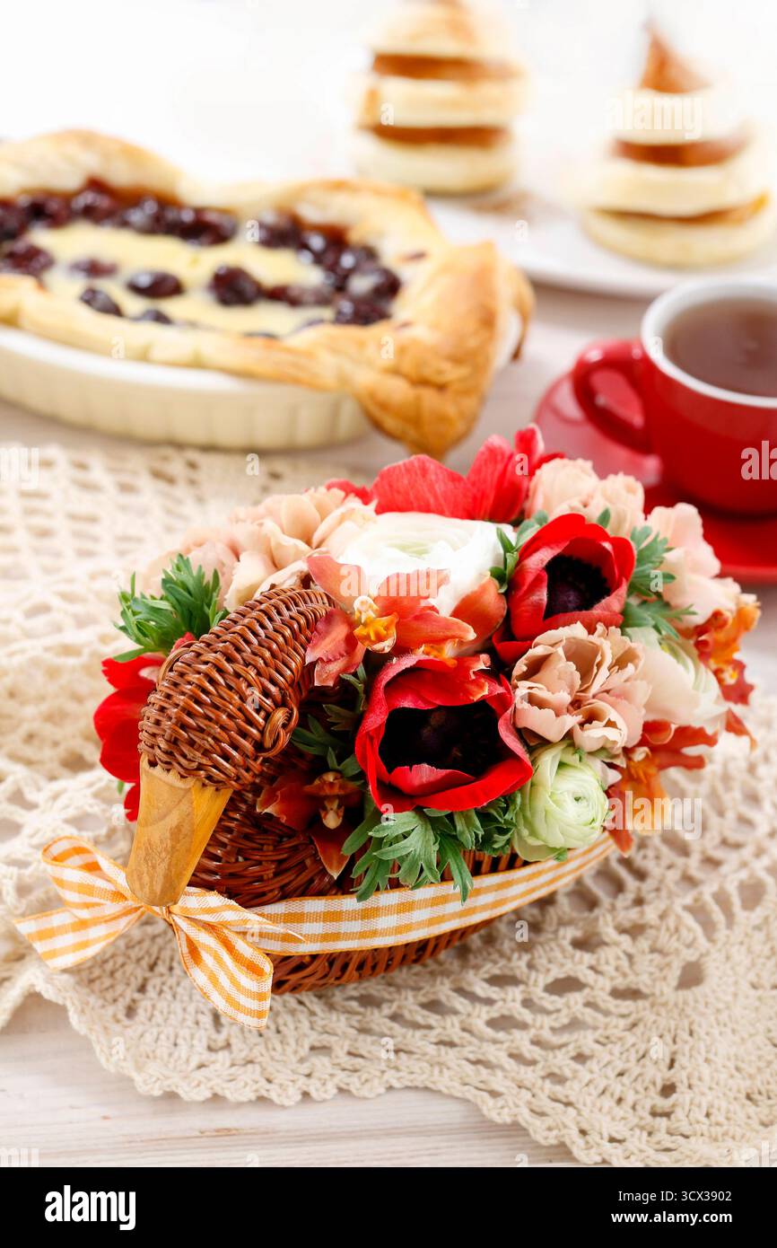 Blumenstrauß in Wicker Gans. Tabelle Herzstück Idee für St. Martin oder St.-Hubertus Tag. Stockfoto