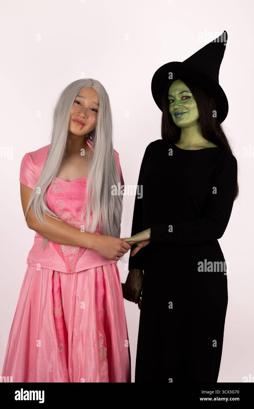 Die beiden Models posieren zusammen in Halloween-Kostümen. Stockfoto