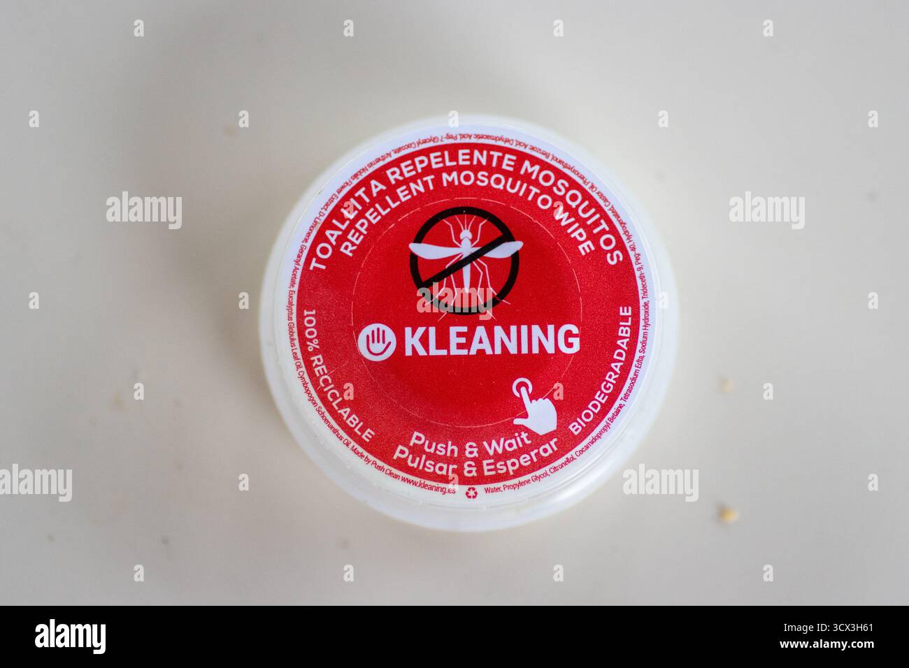 POLLENSA, MALLORCA, SPANIEN - 13. SEPTEMBER 2024 ein einzelnes Kleaning-Mückenmücke-Killer Nahaufnahme isoliertes Produkt, das im Freien mit natürlichem Hintergrund aufgenommen wurde Stockfoto