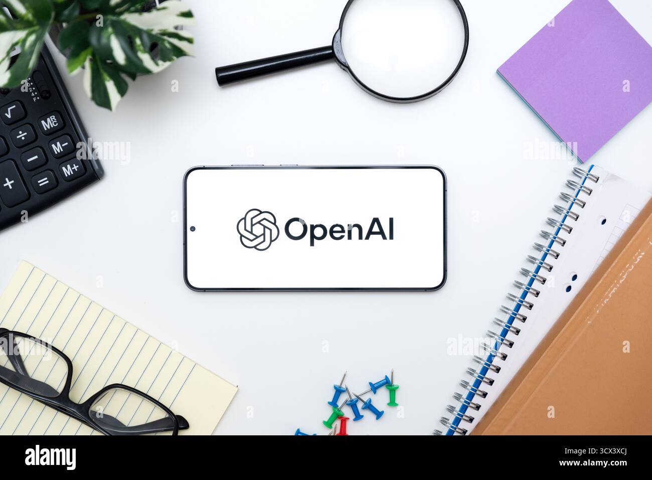 Wroclaw, Polen – 12. Oktober 2025: OpenAI-Logo auf Smartphone. OpenAI ist eine der beliebtesten KI-Plattformen Stockfoto