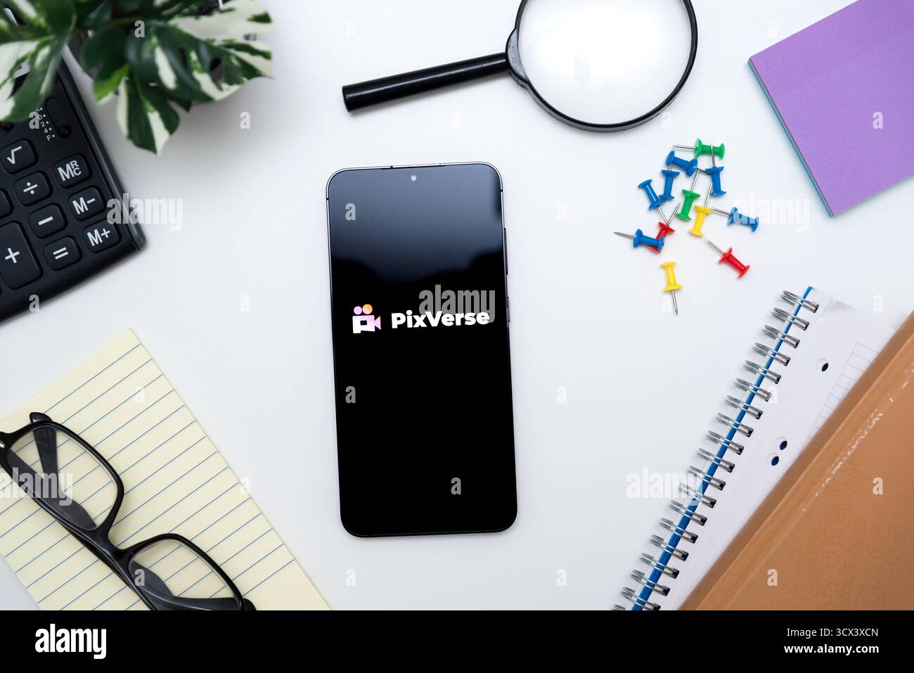 Wroclaw, Polen – 12. Oktober 2025: PixVerse-Plattform-Logo auf Smartphone. PixVerse ist eine der beliebtesten KI-Plattformen Stockfoto