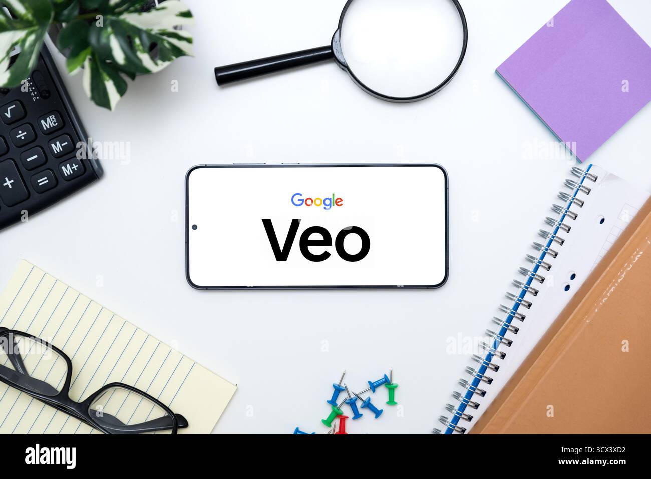 Wroclaw, Polen – 12. Oktober 2025: Logo der Google Veo-Plattform auf dem Smartphone. Google Veo ist eine der beliebtesten KI-Plattformen Stockfoto
