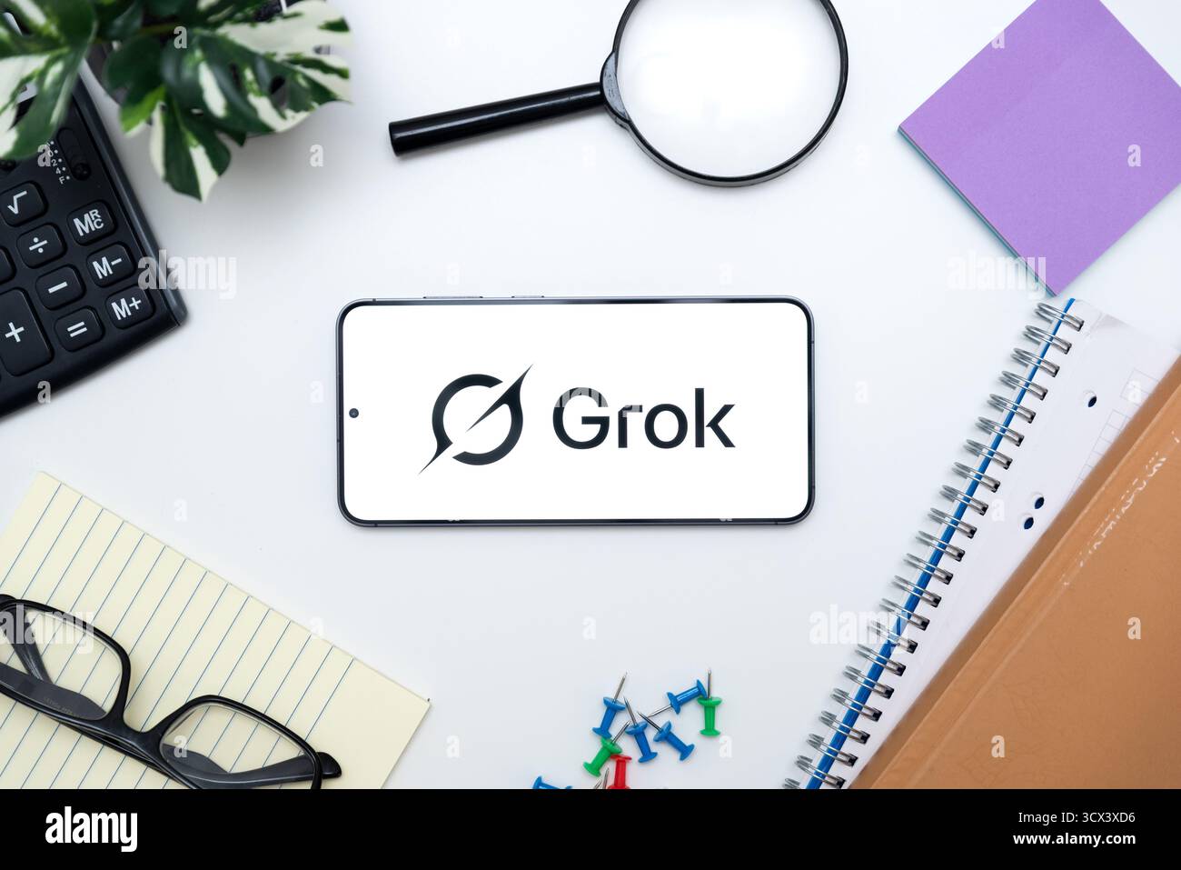 Wroclaw, Polen - 12. OKT 2025: Grok Logo auf Smartphone. GROK ist eines der beliebtesten KI-Sprachmodelle von X Platform Stockfoto