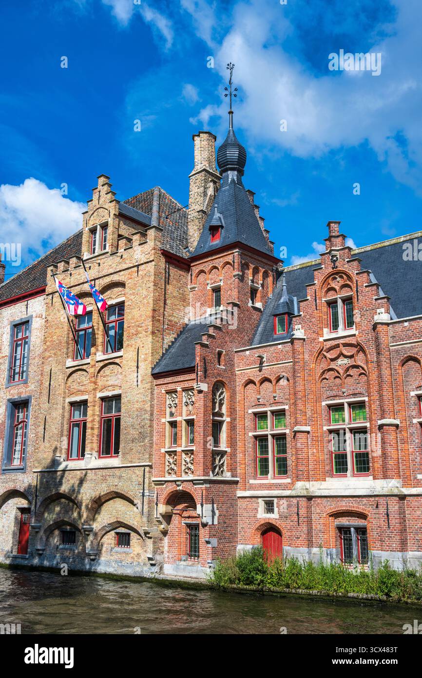 Farbenfrohe Gebäude am Dijver-Kanal im historischen Zentrum von Brügge in Westflandern, Belgien, Europa Stockfoto