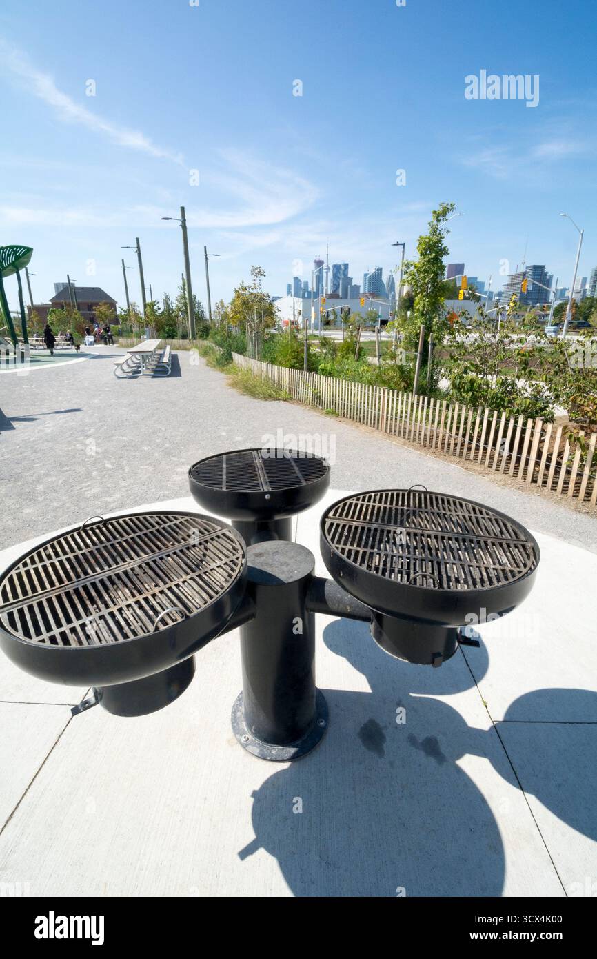Eine Gruppe von drei Grillgrills für die öffentliche Nutzung im Biidaasige Park, einem neuen Erholungsgebiet, das auf zurückgewonnenem Industriai-Land in Toronto's Port Lands angelegt wurde Stockfoto