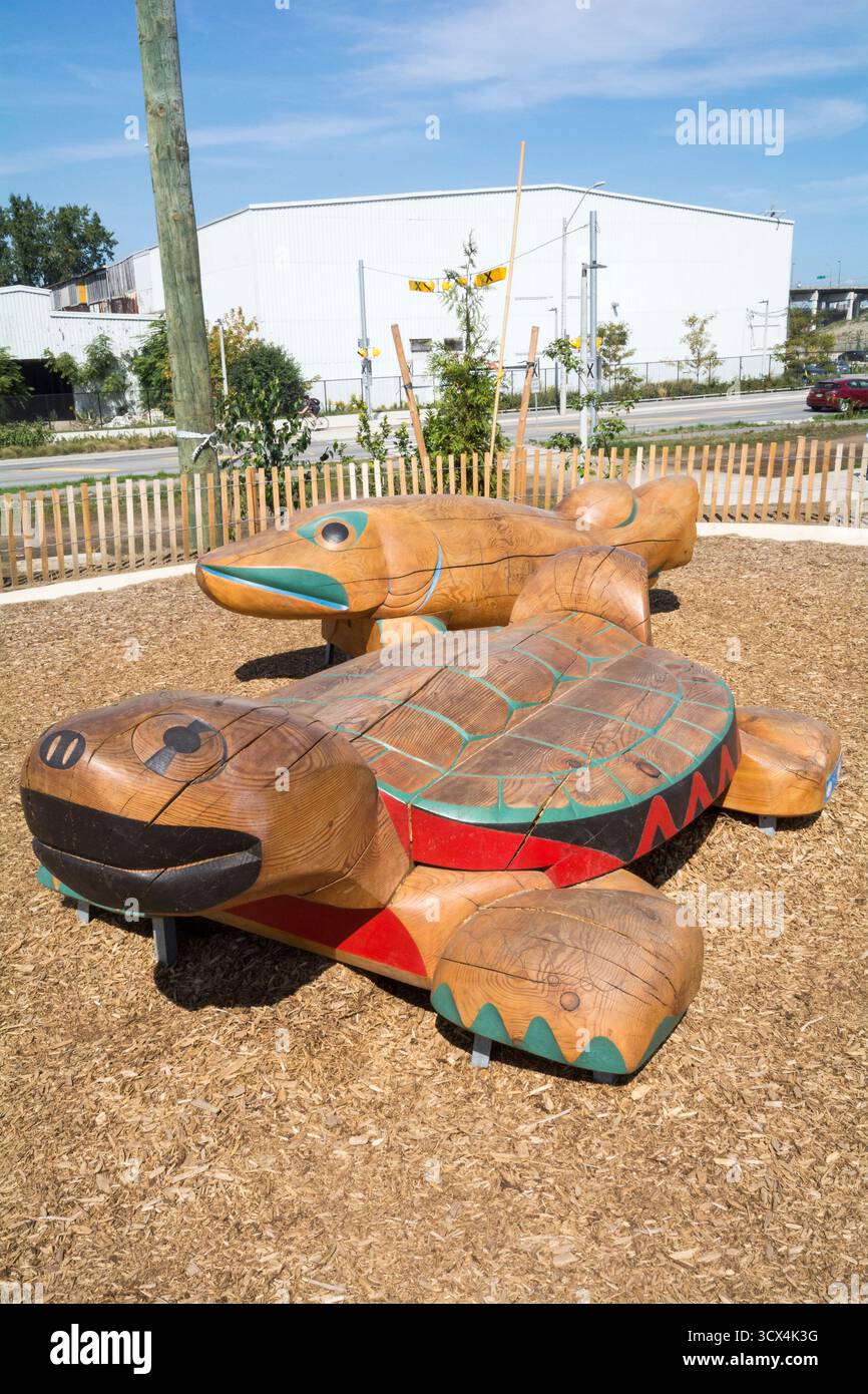 Inspiriert von einheimischen Schnitzereien, die als Dodems bekannt sind, sind diese Tierschnitzereien auf dem Kinderspielplatz im Biidaasige Park in Toronto Ontario zu sehen Stockfoto